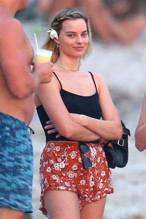 margit robbie bikini|Margot Robbie stuns in black bikini as she joins celebs on Chanel ...